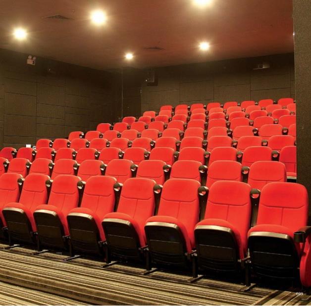 
影院等候区搬进放映厅观众边看电影边享受按摩服务